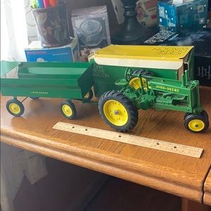 Die cast Ertl John Deere toy tractor and wagon